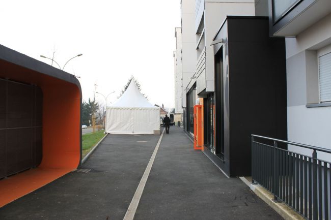 Montage d'une tente pour inauguration 76